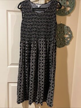 croft & barrow Black and White and Gold Patterned Sleeveless dress elastic top